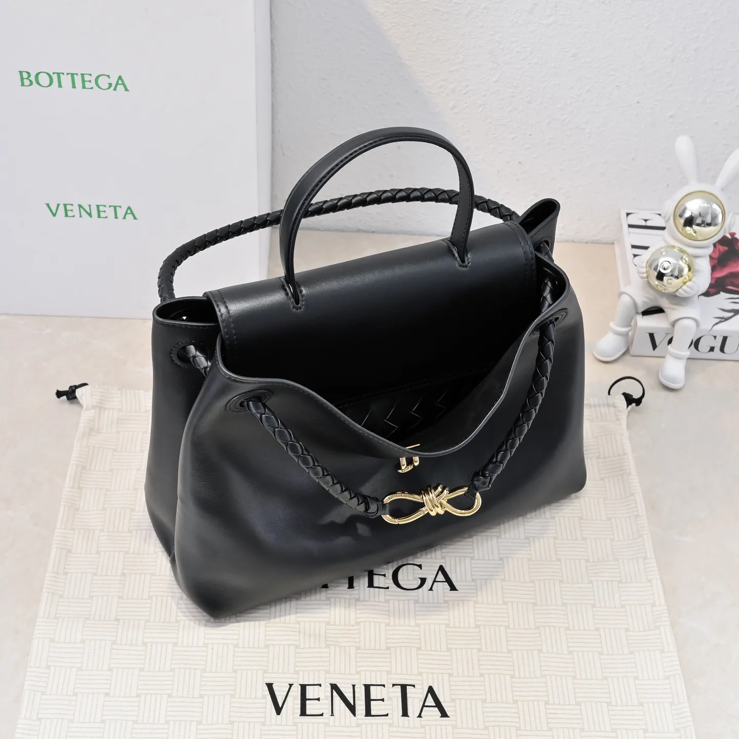 Batch 2360 #Bv New Ciao Ciao handbag Ciao Ciao means "hello" and "goodbye" in Italian, showing a relaxed and casual lifestyle ⭐️Made of Dutch Silky Calf calf leather ~ silky to the touch. The leather is thick, and the suede lining is soft and comfortable. The relaxed feeling of stacked smooth leather, the representative woven element shoulder strap, and the perfect embellishment of golden buckles 💥The bag has a unique shape, casual and exquisite, and super practical ☄️Carry Ciao Ciao to accompany you in various occasions, and be the most stylish you 🎀 Model: 7231 Size: 34x26x15